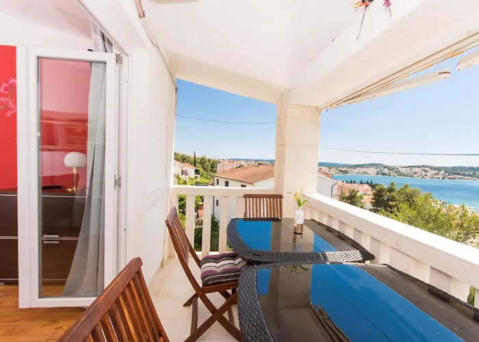 Present 203 Apartament *